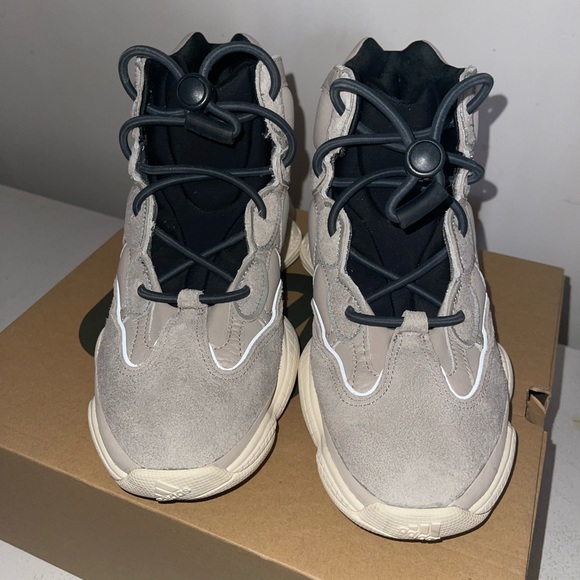 Unisex shoes Adidas light greyYeezy - Picture 2 of 5